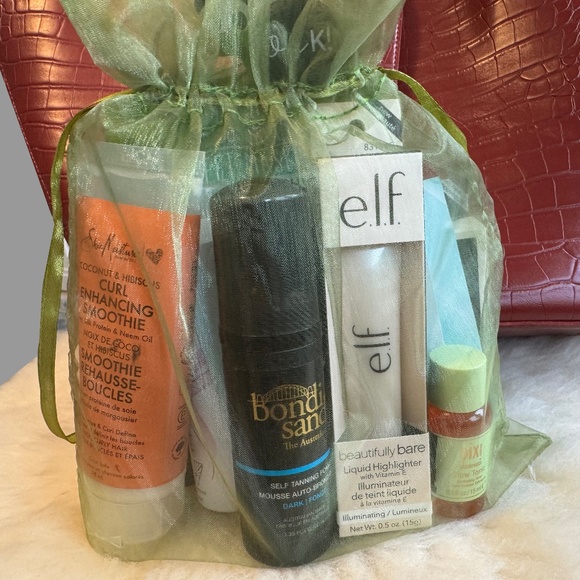 *Cosmetic Gift Set* with *Beautiful Tote Bag* - Picture 2 of 9
